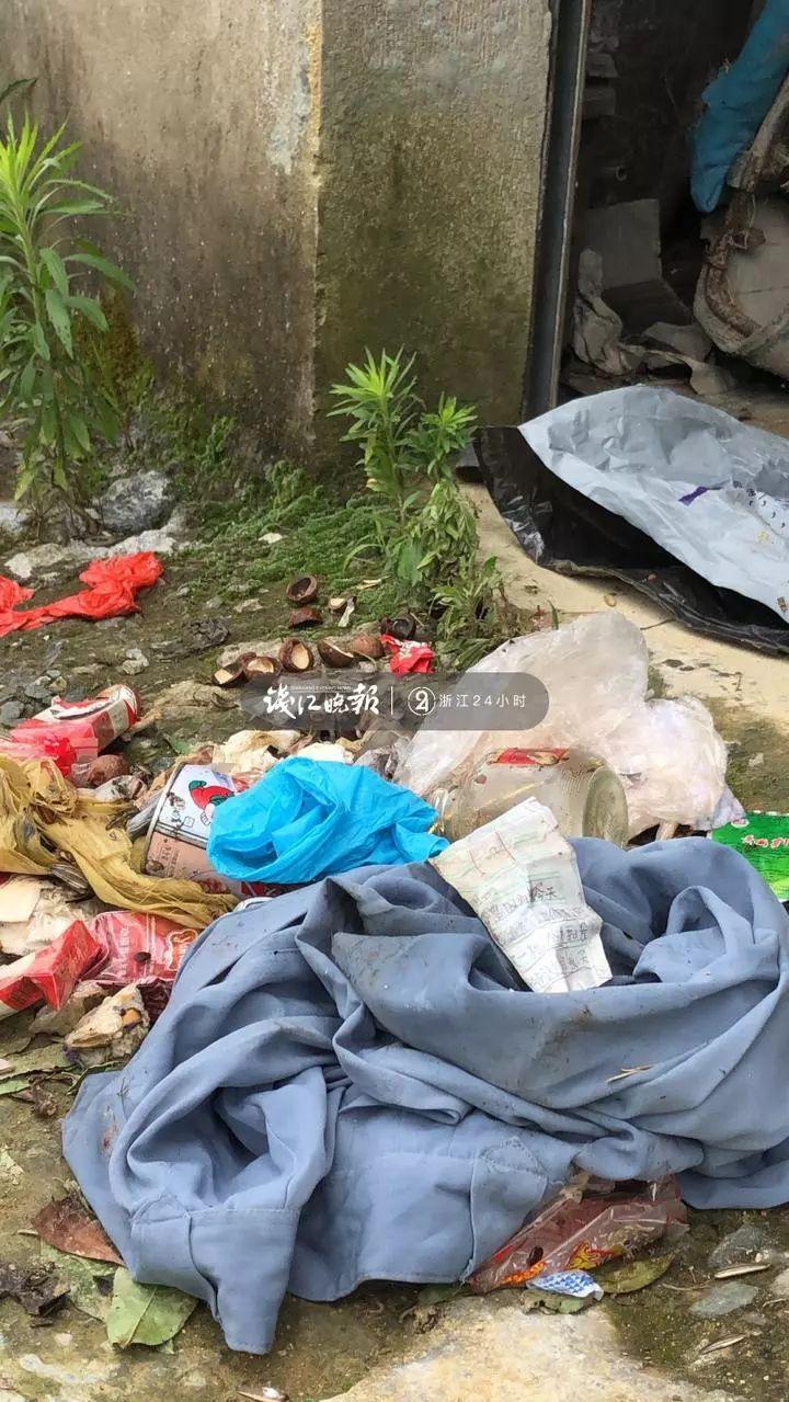 图:警方检查从租客房间产生的生活垃圾