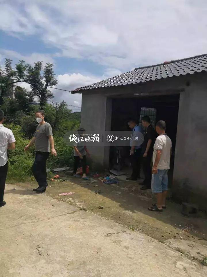 图:警方检查从租客房间产生的生活垃圾