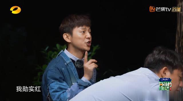而在最新一期的《向往的生活》中,魏大勋又被何炅cue了自己有多红的事实。