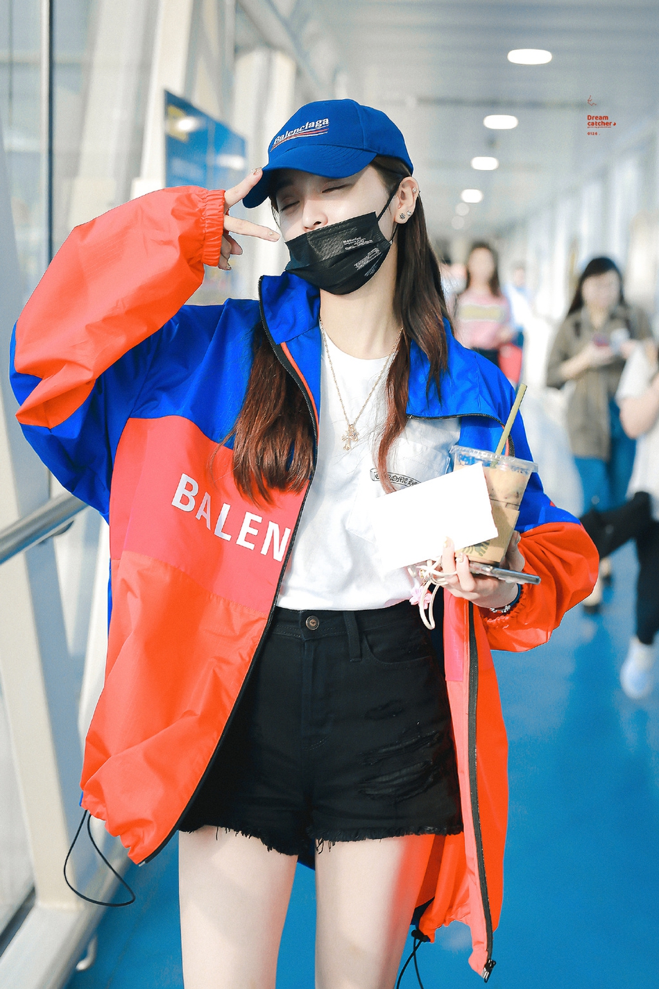 吴宣仪活力运动风装扮现身机场喝饮料嘟嘴卖萌秀美腿