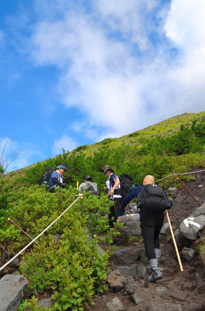 富士山正式迎来登山季 静冈 山梨两侧登山道全部开放