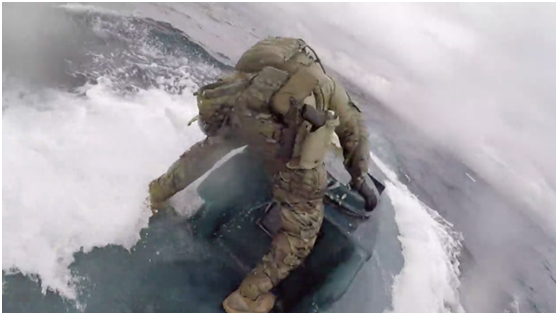 海岸警卫队视频截图：海岸警卫队员登上半潜船，试图打开舱门