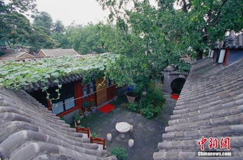 资料图:护国寺街的四合院。王文波 摄 图片来源:ctpphoto