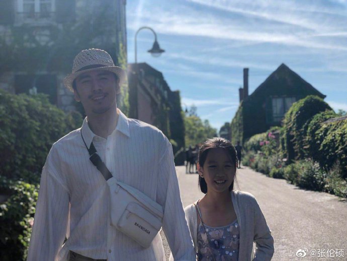 张伦硕与小女儿严稚棱
