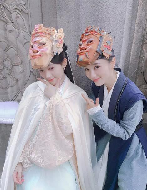 最后，小编实在忍不住要感慨一句，这俩闺蜜的合照也太甜了！