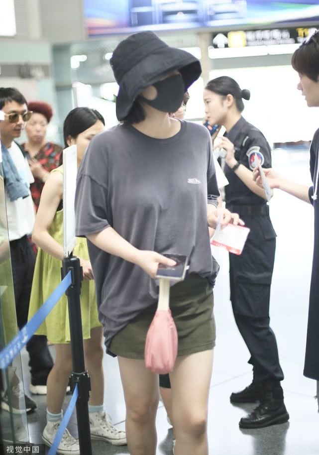 马思纯打扮朴素低调十足,走在人群中毫无明星架子。
