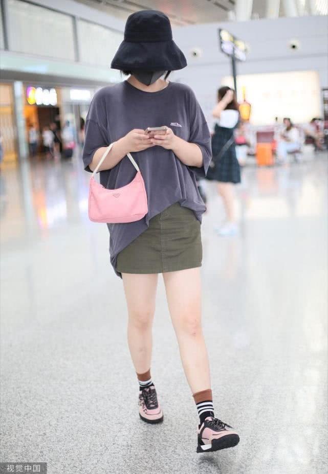 马思纯专注玩手机变“网瘾少女”。