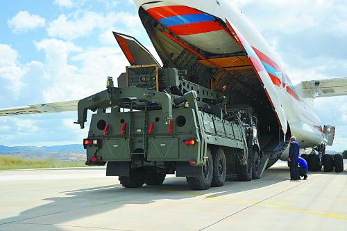 装载S-400反导系统组件的俄罗斯运输机12日降落在土耳其穆尔特德空军基地。