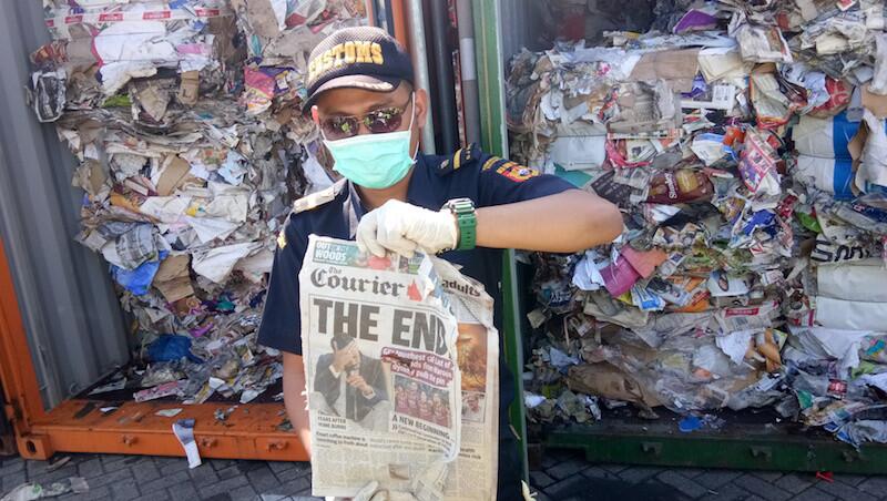 (印尼东爪哇泗水一海关官员在进口垃圾中发现澳大利亚报纸，图源：《雅加达邮报》)