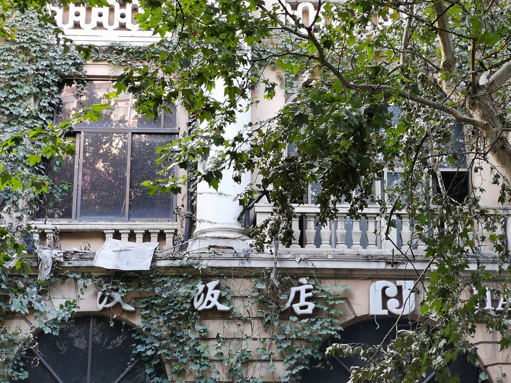 10 武汉汉口江汉饭店发生火情 现场明火已被扑灭