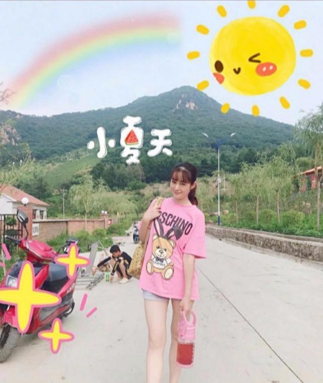 看到他和剧组孩子的合照中可以看出,王小蒙确实越来越有气质了。