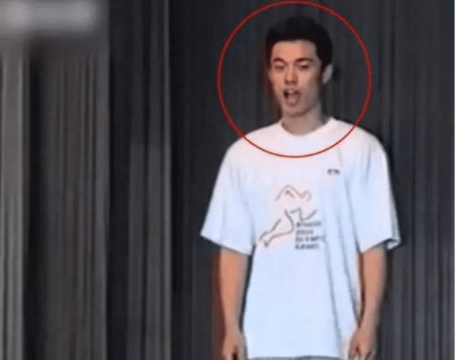 当网友看到陈赫时,不淡定了,当年的陈赫真的是好瘦啊!颜值也是不输现在圈内的小鲜肉啊!