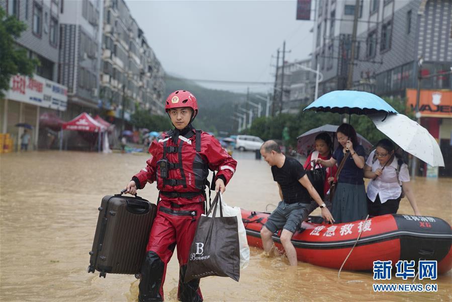 7月13日,廣西永福突降暴雨,造成永福火車南站附近道路積水嚴重,消防