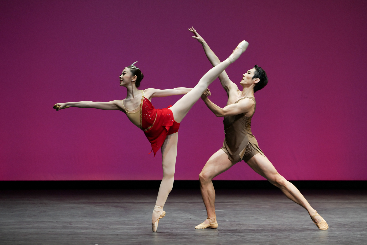 舞坛名将领衔开幕式