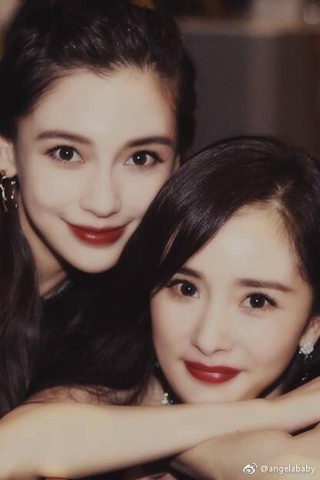 Angelababy的好友杨幂（右）上年与刘恺威离婚。（微博：@angelababy）