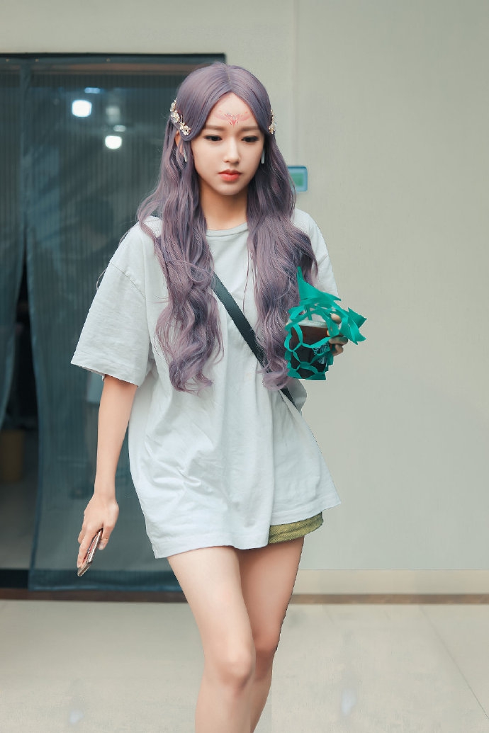 程潇紫色卷发活力灵动额头印记妆容神似洋娃娃