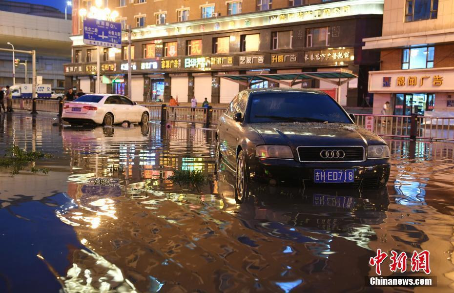 长春突降暴雨 城区积水多台车辆被困水中
