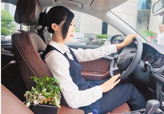 滴滴豪华车上线百余天 女司机成靓丽风景