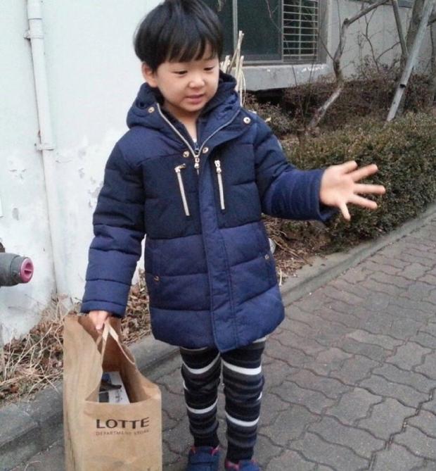 宋民国是三胞胎中的老二，曾经小脸肉嘟嘟的他，如今瘦了不少。