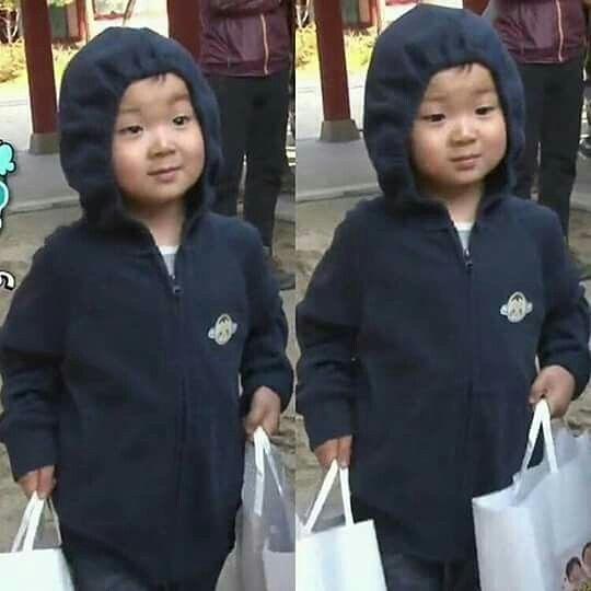 曾经的宋民国小脸肉嘟嘟，有点婴儿肥，而如今曝光的照片中，婴儿肥不见了，身高也猛增。