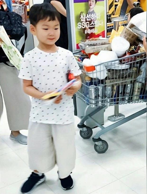 宋民国近照曝光，身高变高了。