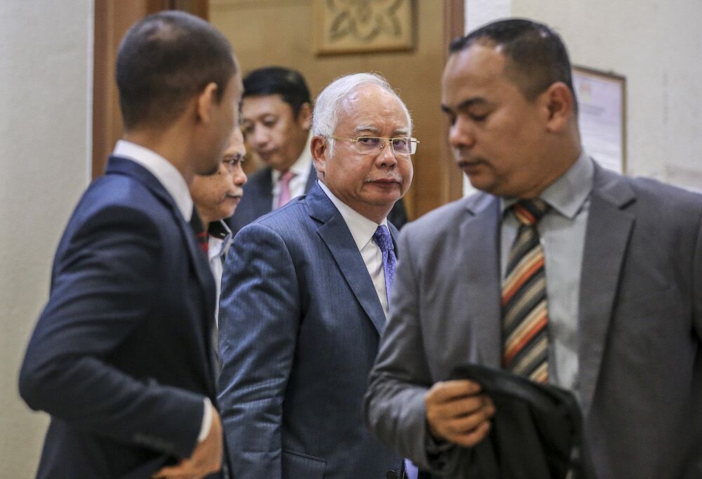 右二：马来西亚前总理纳吉布 图源：《马来邮报》