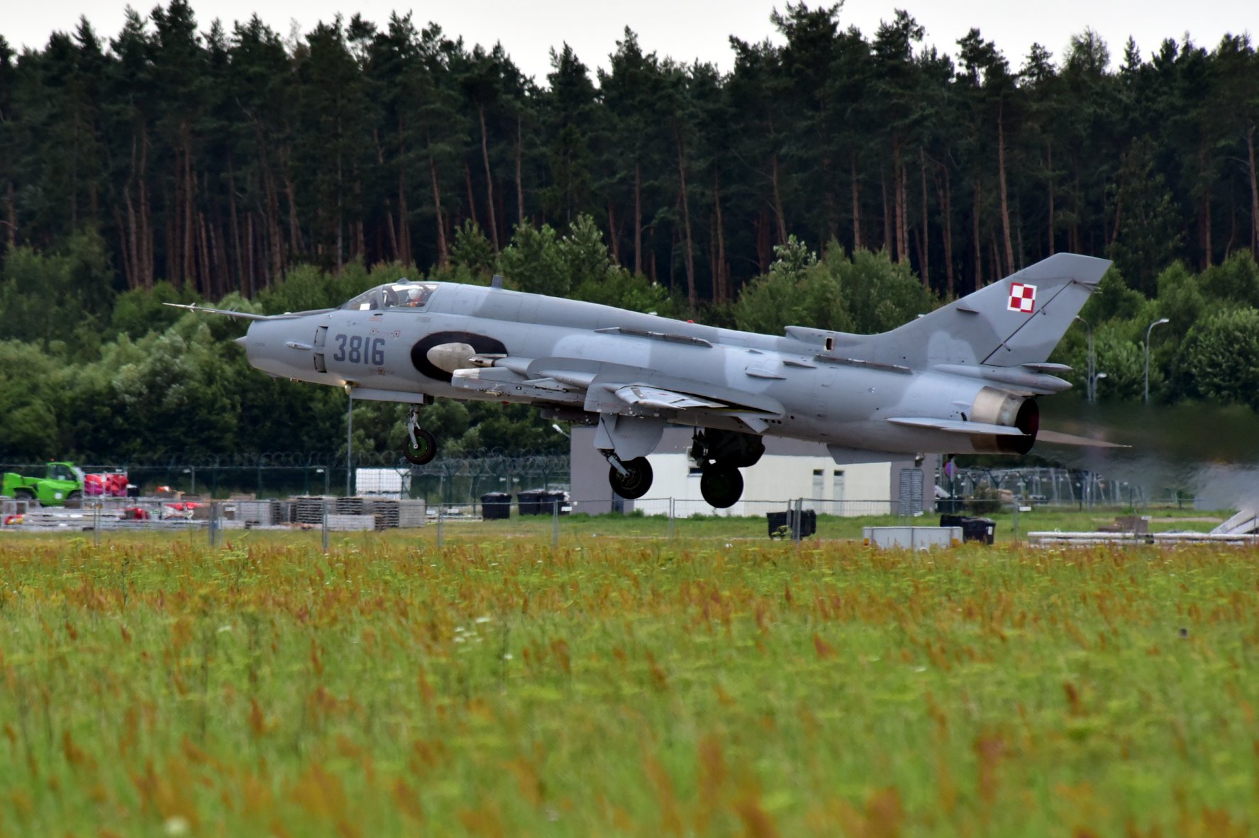 波兰军队开放日如古董展 自行车配步枪亮了