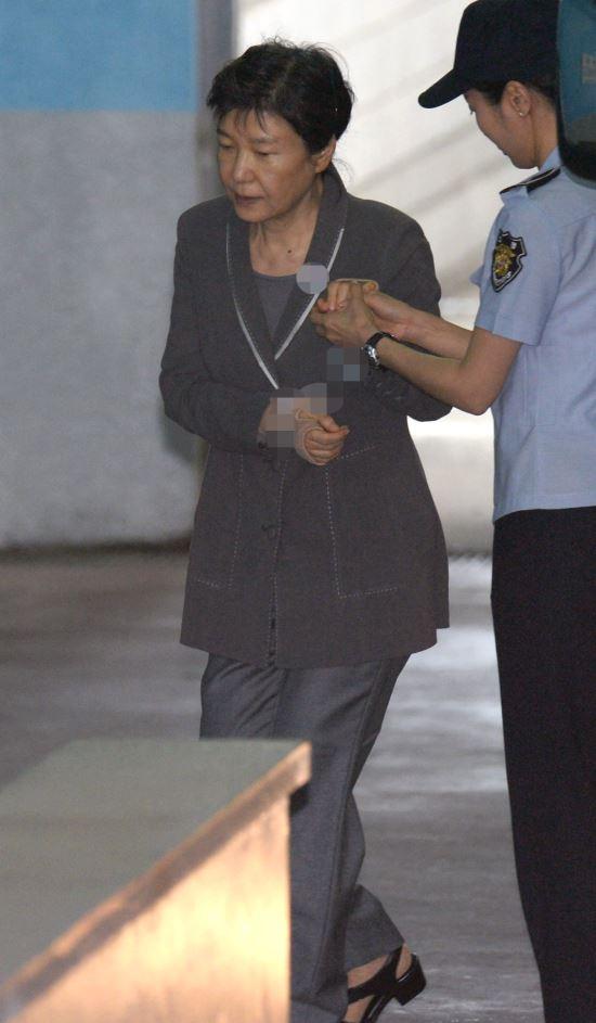 朴槿惠被捕后出庭受审。（韩国《国民日报》）