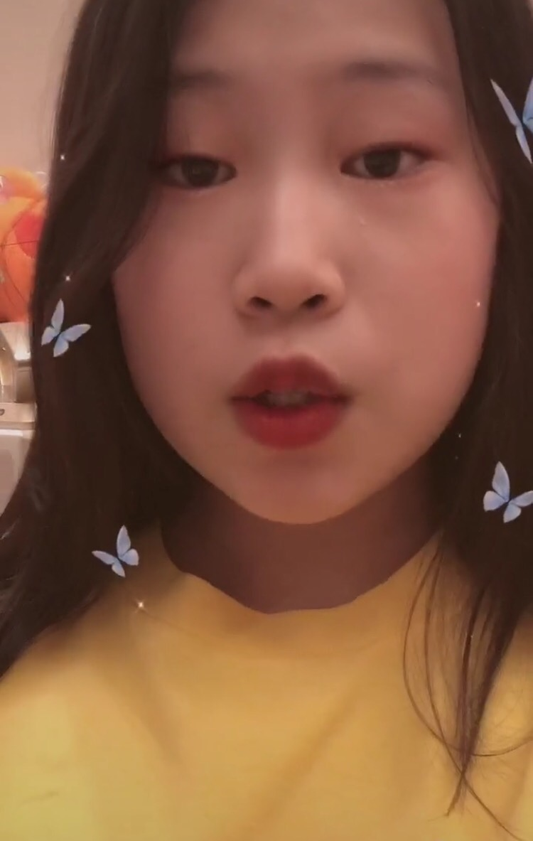 最后沈佳润还面对镜头比了一个“土味帅气”pose，修长纤细的手指让不少手控网友都大呼好看。