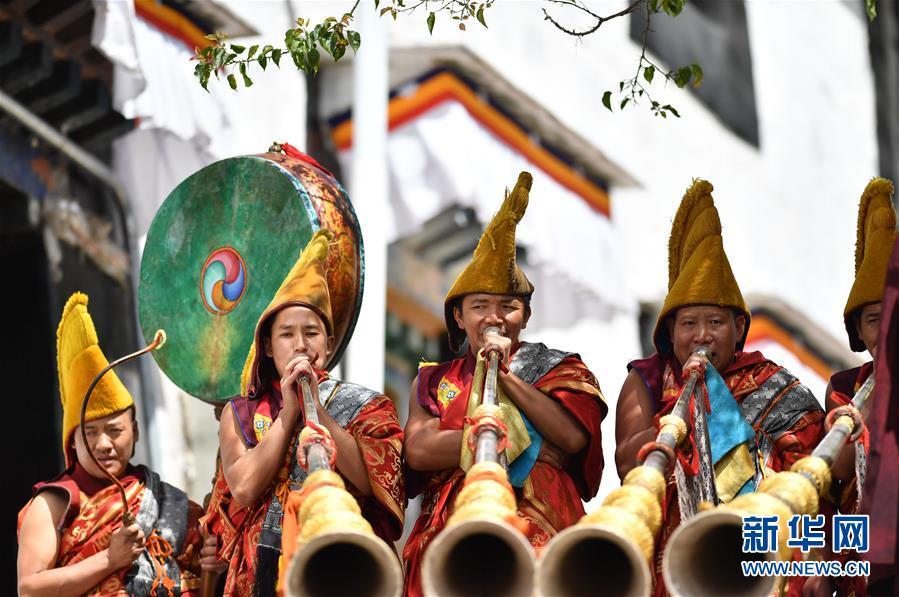 6 西藏扎什伦布寺举行展佛活动