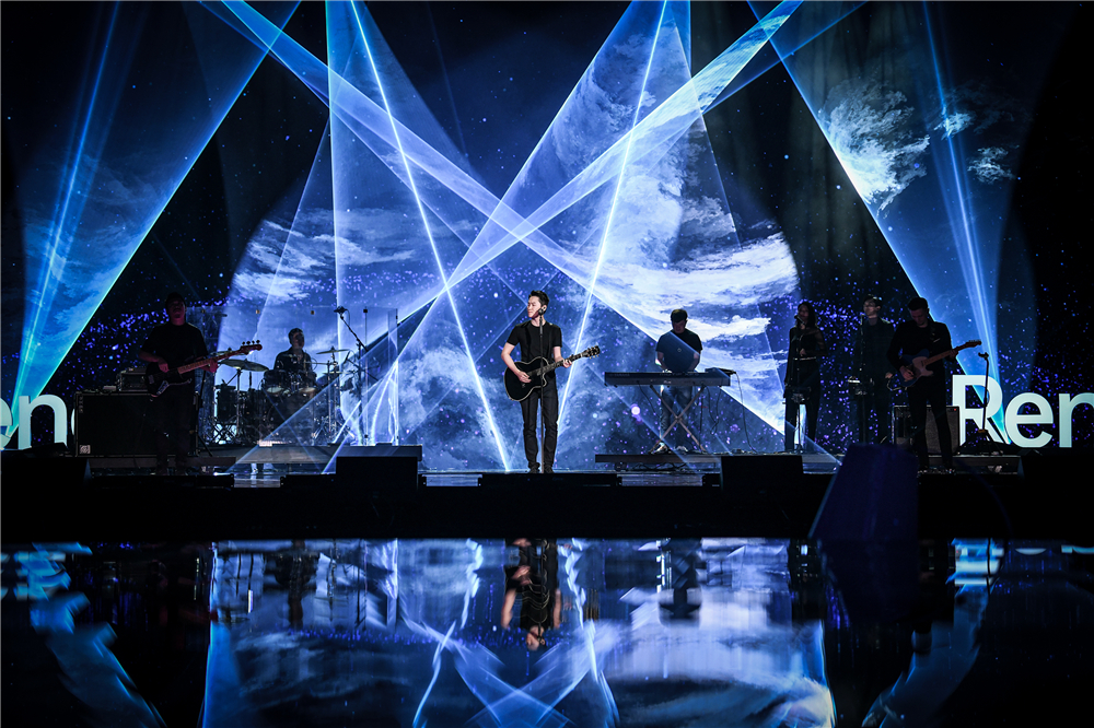 梁博浙江卫视年中音乐盛典演绎原创张亚东一脸姨母笑