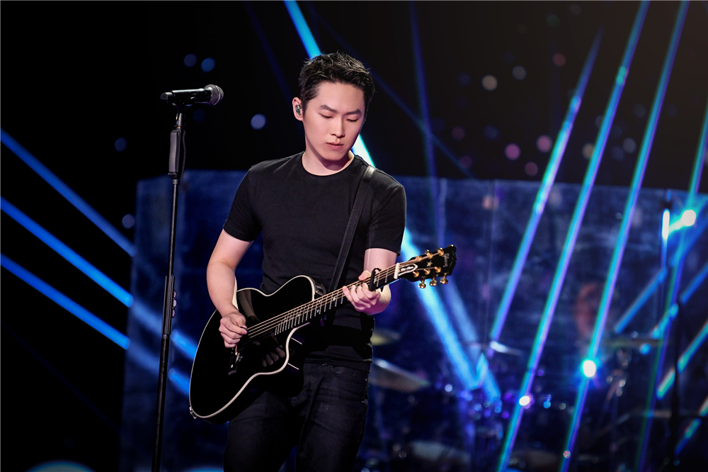 梁博浙江卫视年中音乐盛典演绎原创张亚东一脸姨母笑