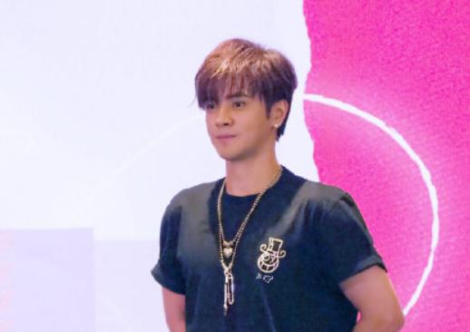 罗志祥首先只是与粉丝摸摸头，拥抱拍照。