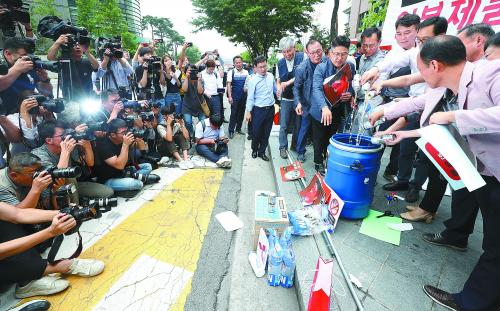 15日，一些韩国中小企业主来到位于首尔的日本大使馆外集会，抗议日本对韩国的出口限制。