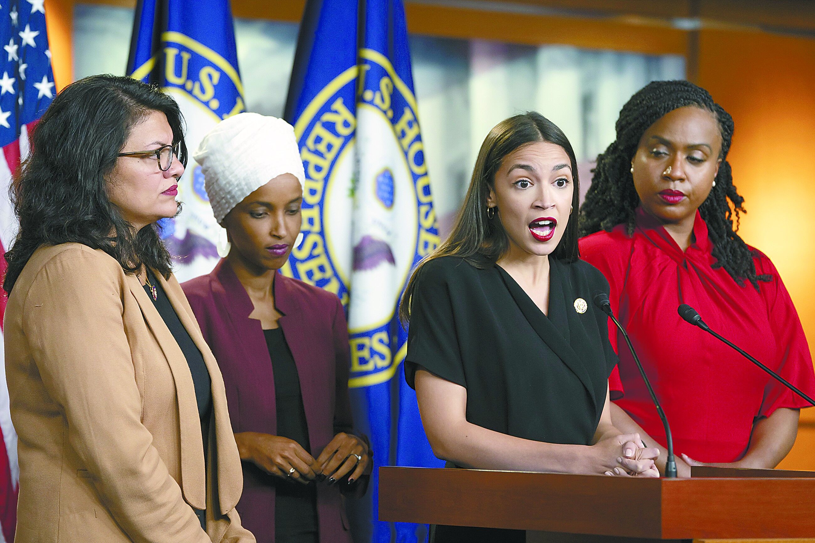 当地时间15日，4名少数族裔女议员在国会山召开记者会，谴责特朗普“种族主义攻击”