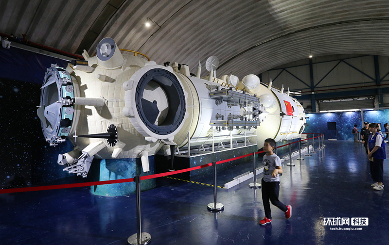 生在宇宙中国航天艺术科技展亮相上海浦东