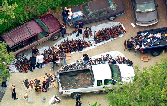 （警察搜出1000多支枪。图源：美联社)