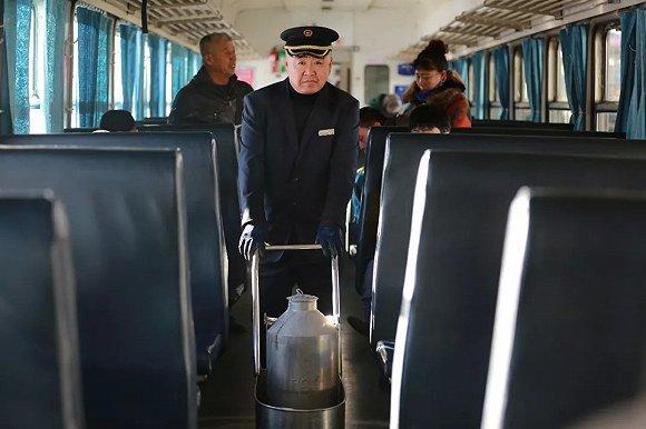 来来回回几十载,我的车厢也旧了,车漆也淡了,但只要还有冲我招手的旅客,我就会一直跑下去。