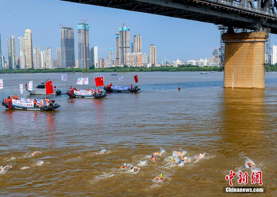 武汉渡江节 2500余人横渡长江