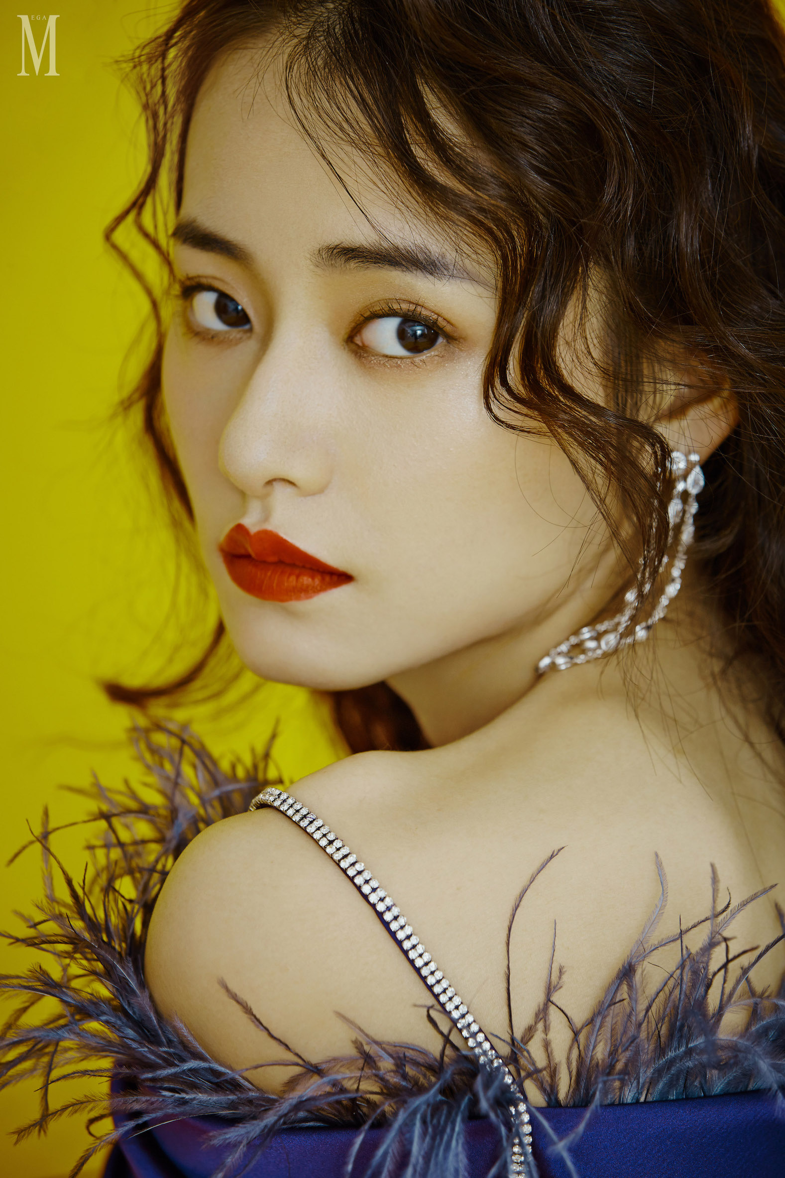 柴碧云新写真撩skr人目光温柔演绎梦幻复古风