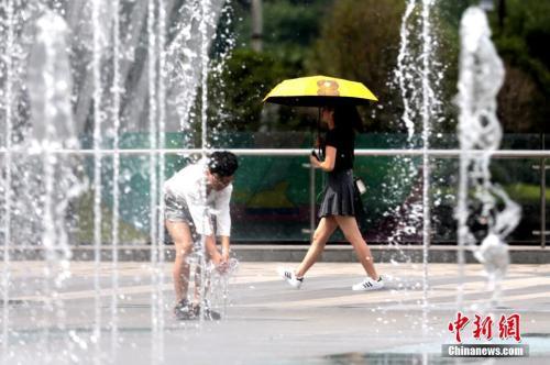 资料图：7月15日，西安市气象台继续发布高温橙色预警信号。中新社记者 张远 摄