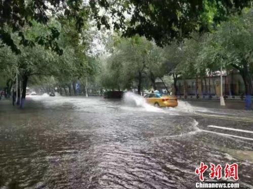 资料图：降雨导致哈尔滨市部分路段积水。 钟欣 摄