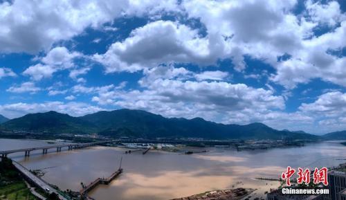 资料图：7月17日，受台风“丹娜丝”外围影响，福州上空云彩变幻莫测。中新社记者 王东明 摄