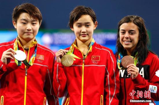 2016里约奥运会，任茜(中)获得女子10米跳台金牌，司雅杰(左)摘银。中新网记者 富田 摄