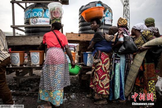 当地时间2019年7月16日，刚果(金)戈马，为预防埃博拉病毒疫情，医护人员检测来往行人的体温。