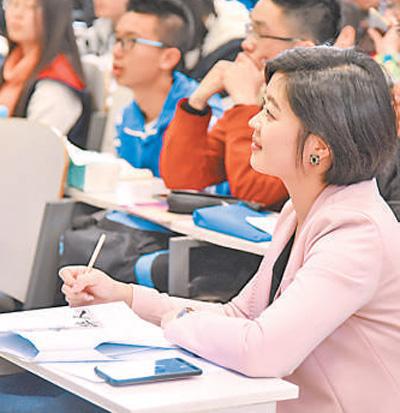 图为李蕉(右一)在课堂上。资料图片