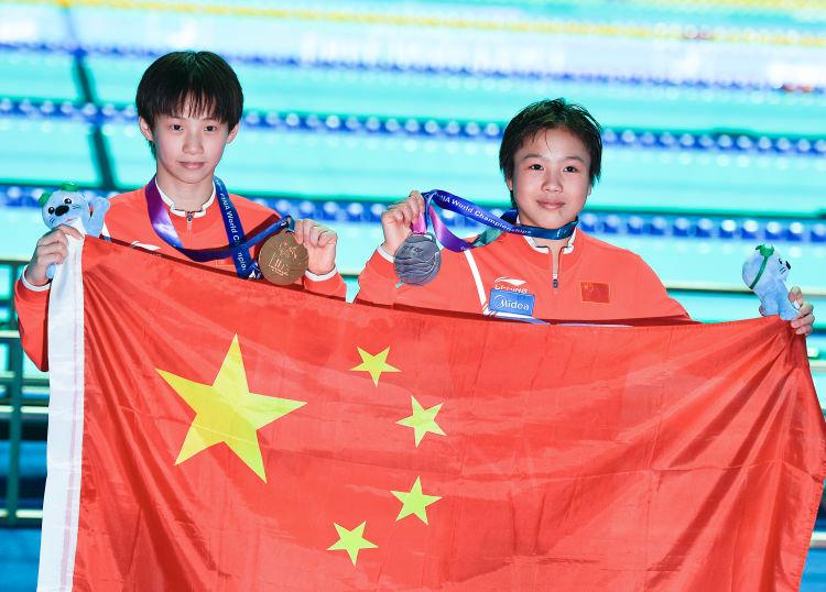 7月17日，中国选手陈芋汐（左）和卢为在颁奖仪式后合影。新华社记者 夏一方 摄