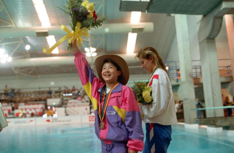 伏明霞在1991年第六届世界游泳锦标赛女子跳台跳水比赛中获冠军。新华社记者 程至善 摄