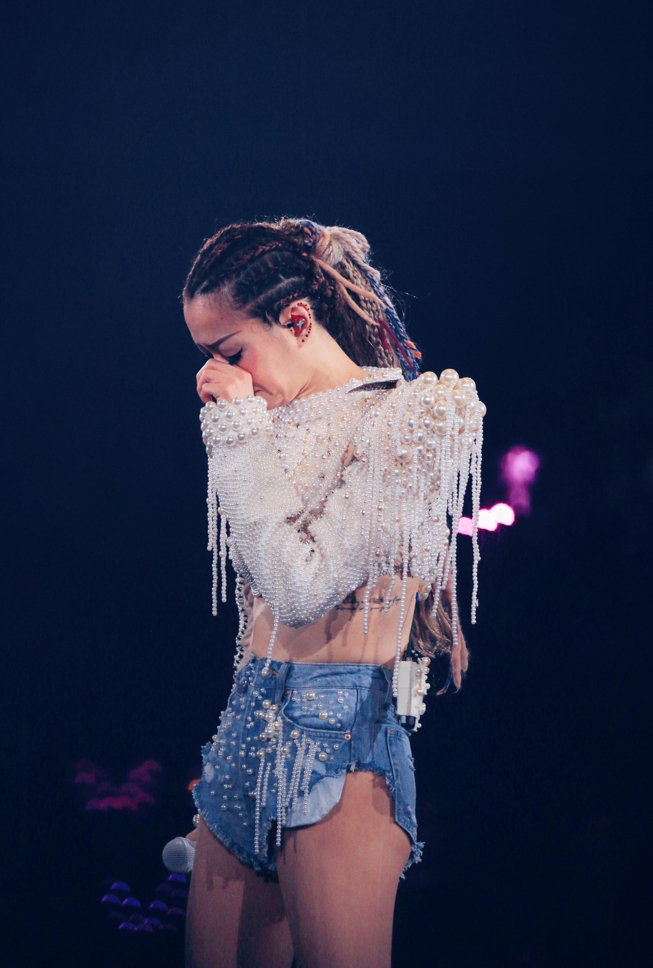 郑秀文演唱会中途哽咽落泪边哭边唱频频抹泪