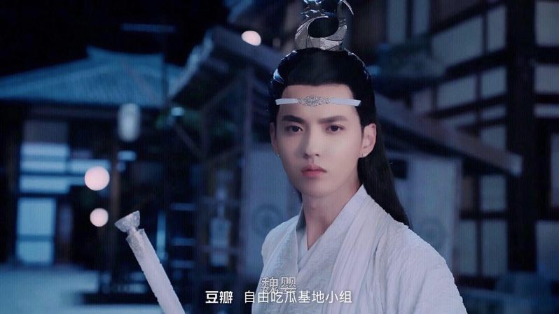 吴亦凡在《中国新说唱》中再次尝试新发型,小辫加细发带也能轻松hold住,秒变翩翩公子。